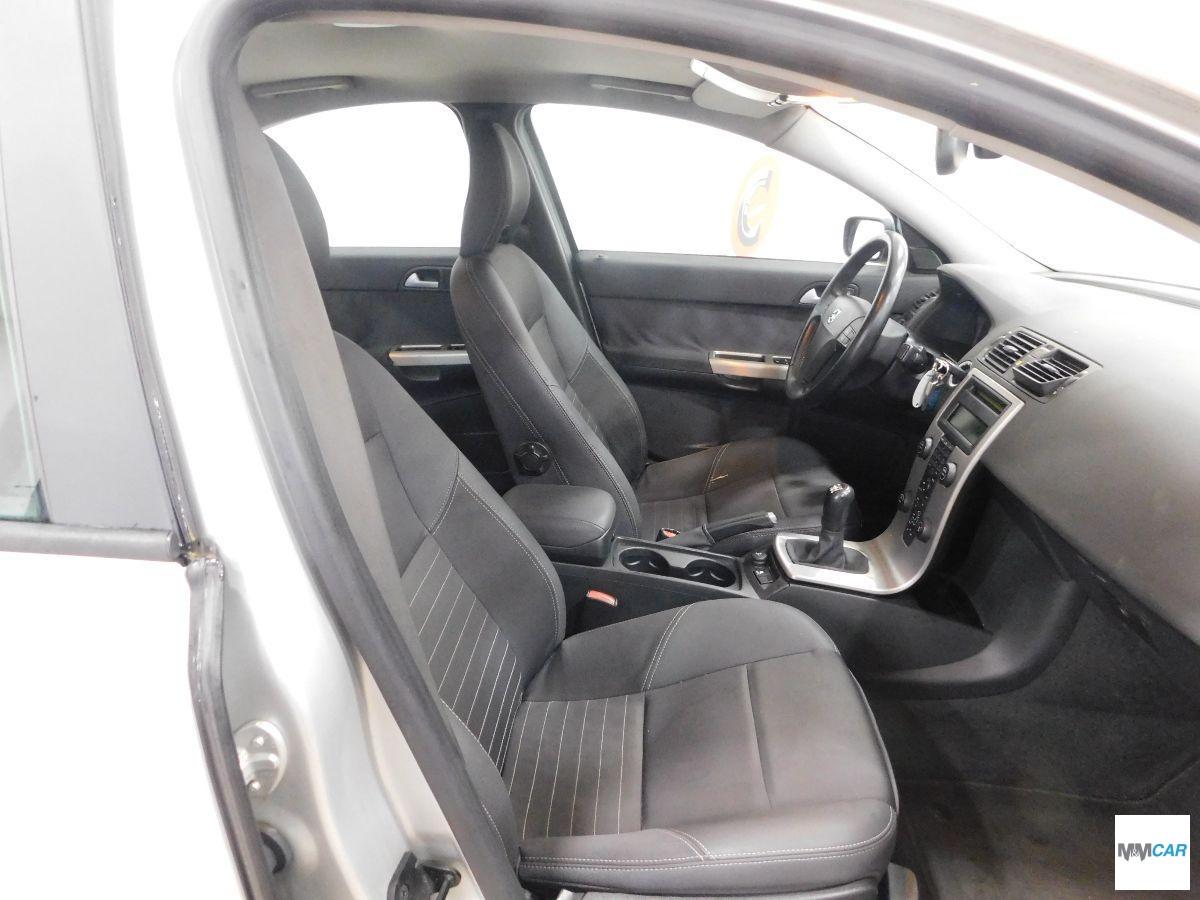 VOLVO - S40 - 2.0 D Momentum