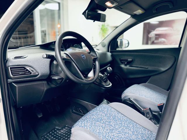 Lancia Ypsilon 1.0 firefly hybrid Silver