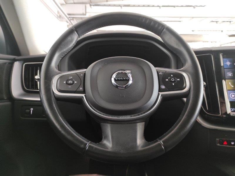 VOLVO XC60 (2017-->) - XC60 B5 (d) AWD Geartronic Momentum Pro