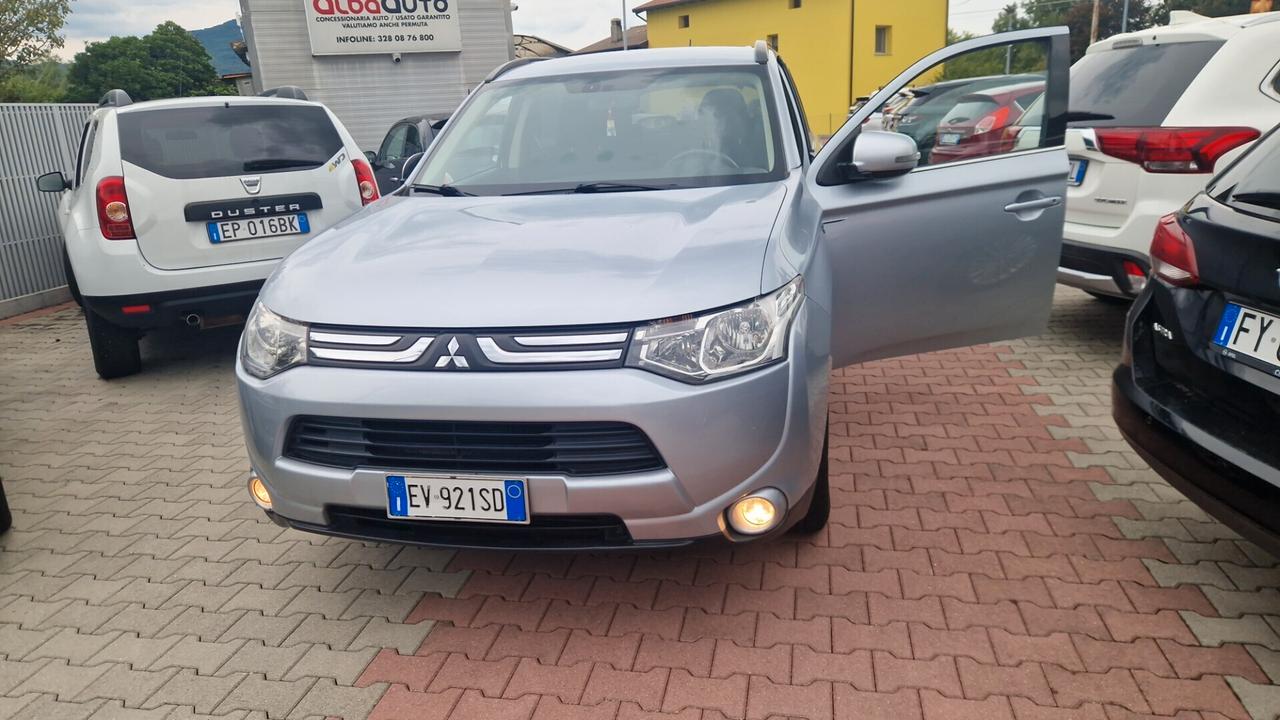Mitsubishi Outlander 2.2 DI-D 4x4 full automatico