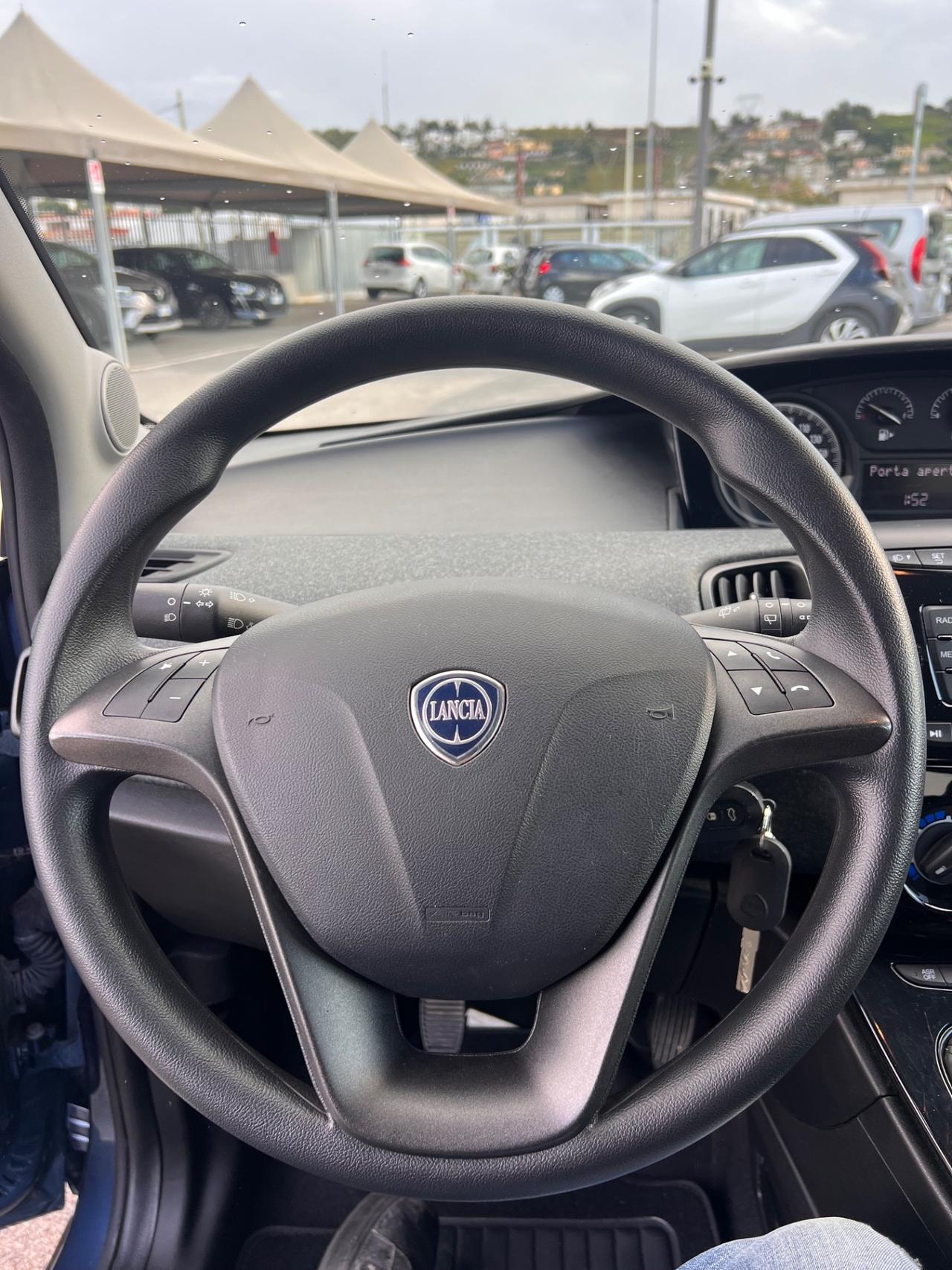 Lancia Ypsilon 1.0 FireFly 5 porte S&S Hybrid Ecochic Silver