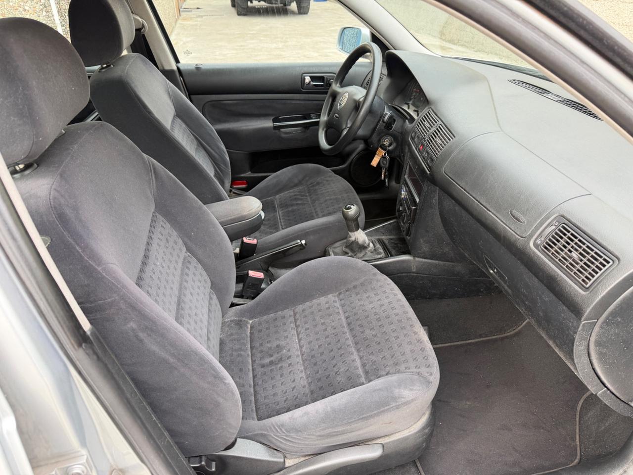 VW GOLF 1.6 BENZINA EURO4 NEOPATENTATI UNI PROP