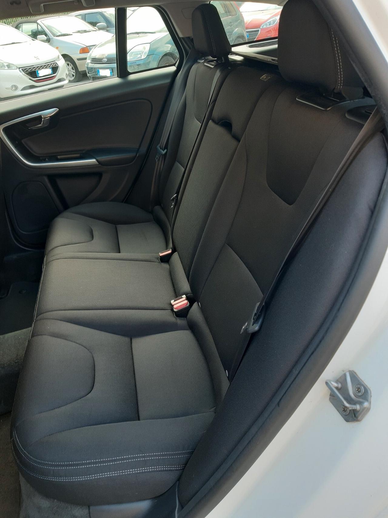 Volvo V60 D2 R-design