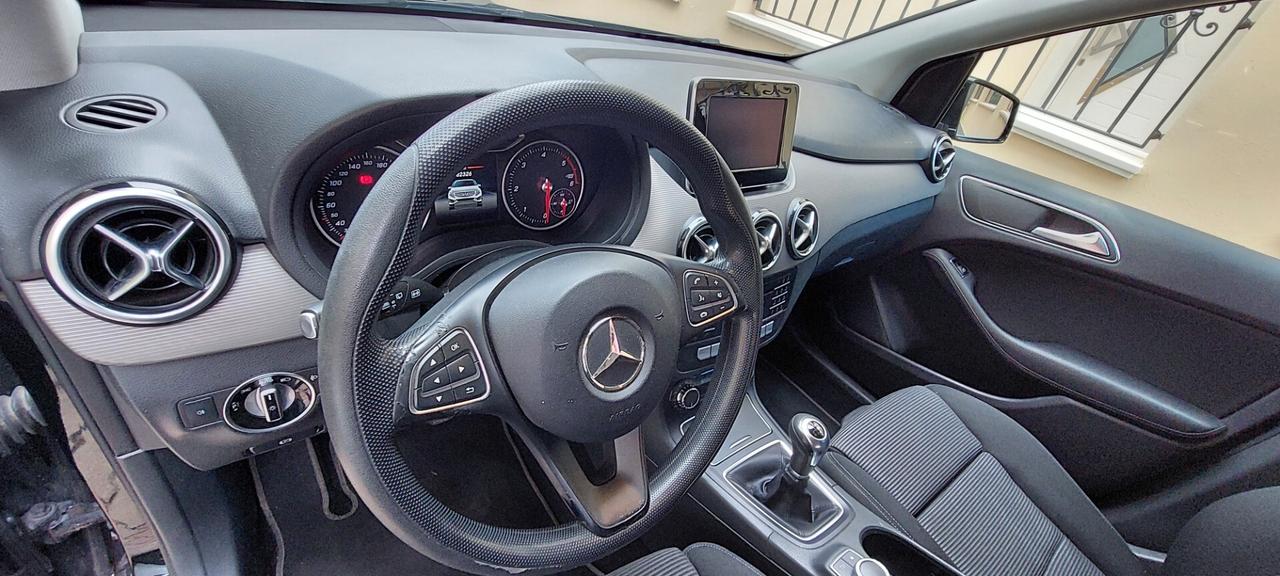 MERCEDES B180 PREMUIM 1,5 DIESEL 110 CV NAVI TELEFONO RETROCAMERA FULL FULL