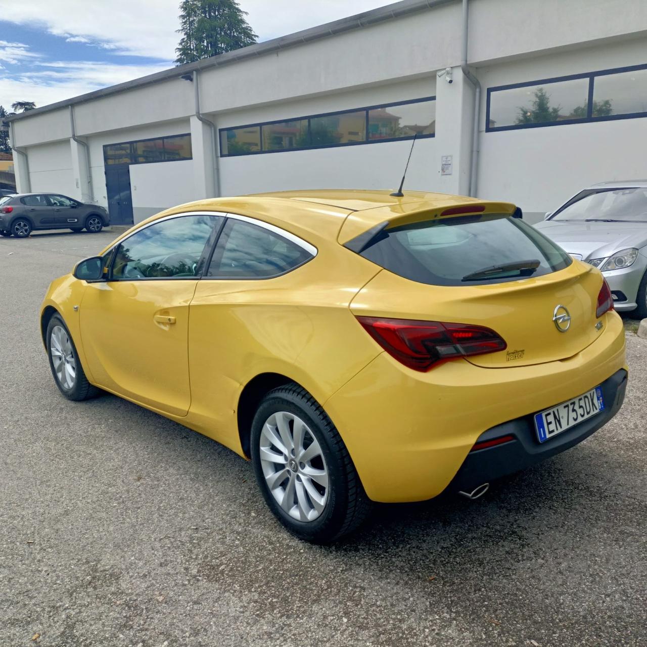 Opel Astra GTC 1.4.benzina anno 2012 km 150 mila