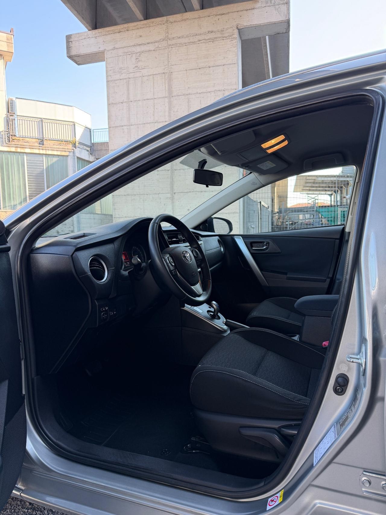 Toyota Auris Touring Sports 1.8 Hybrid Lounge