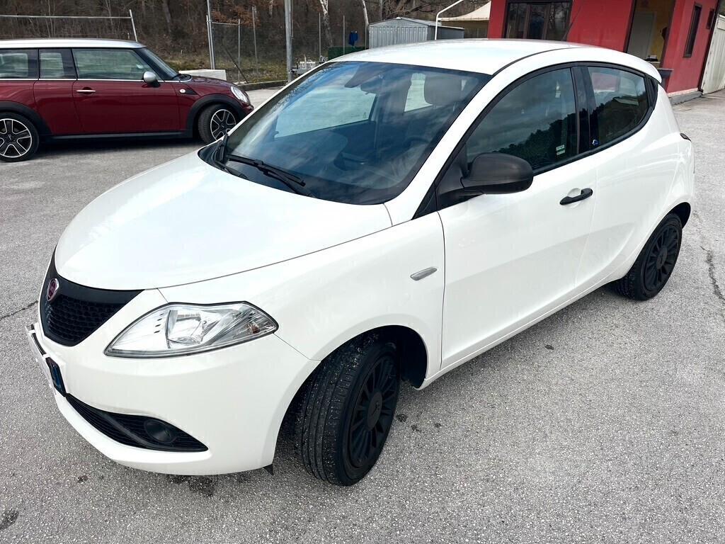 Lancia Ypsilon 1.2 69 CV 5 porte S&S Black and Noir
