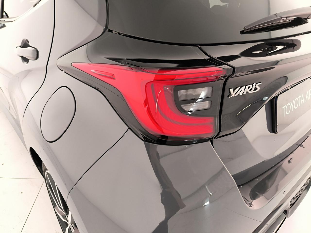 Toyota Yaris 1.5h 130 gr sport