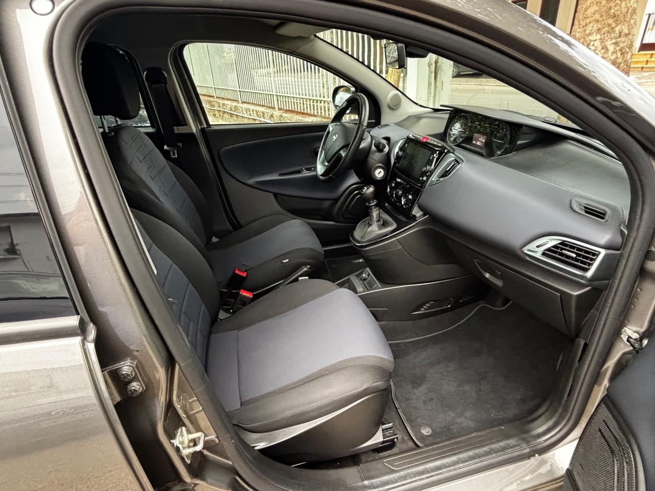 Lancia Ypsilon 1.0 FireFly 5 porte S&S Hybrid Gold