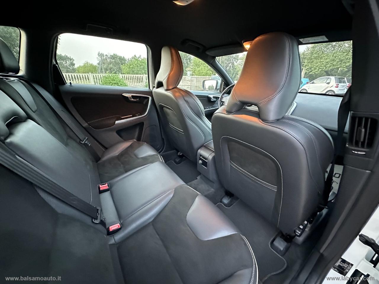 VOLVO XC60 D4 AWD R-design Momentum