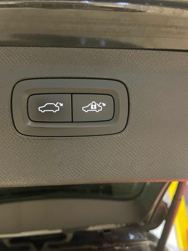 VOLVO XC90 B5 (d) AWD 7 posti Momentum *PELLE/TELC/LED*