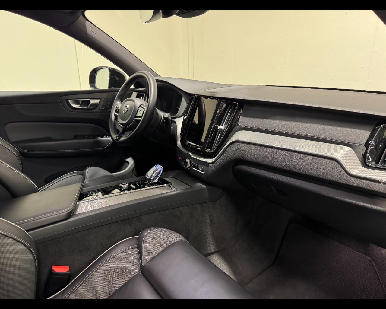 VOLVO XC60 B4 DIESEL AWD PLUS DARK AUTO