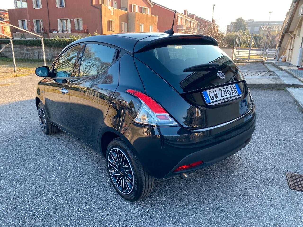 Lancia Ypsilon 1.0 FireFly 5 porte S&S Hybrid Oro