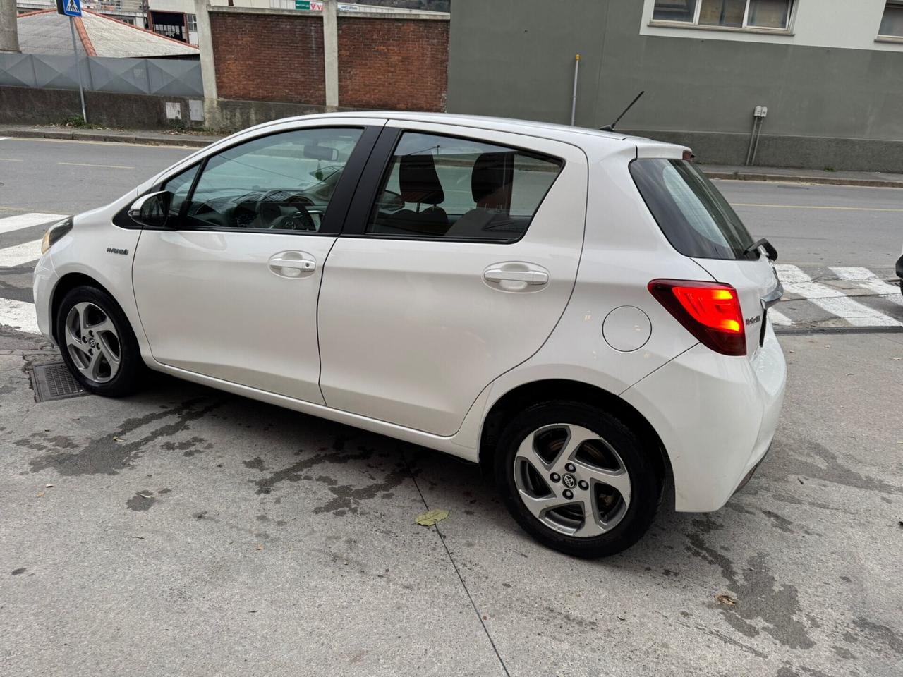 TOYOYA YARIS 1.5 HYBRID NEOPATENTATI AUTOMATICO