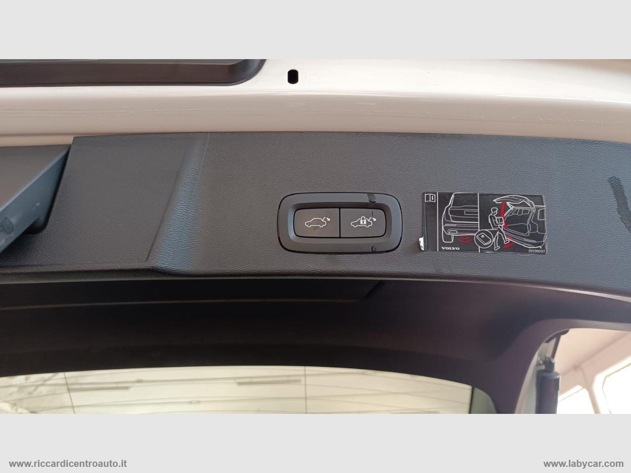 VOLVO XC40 B4 AWD Geartronic Momentum Pro