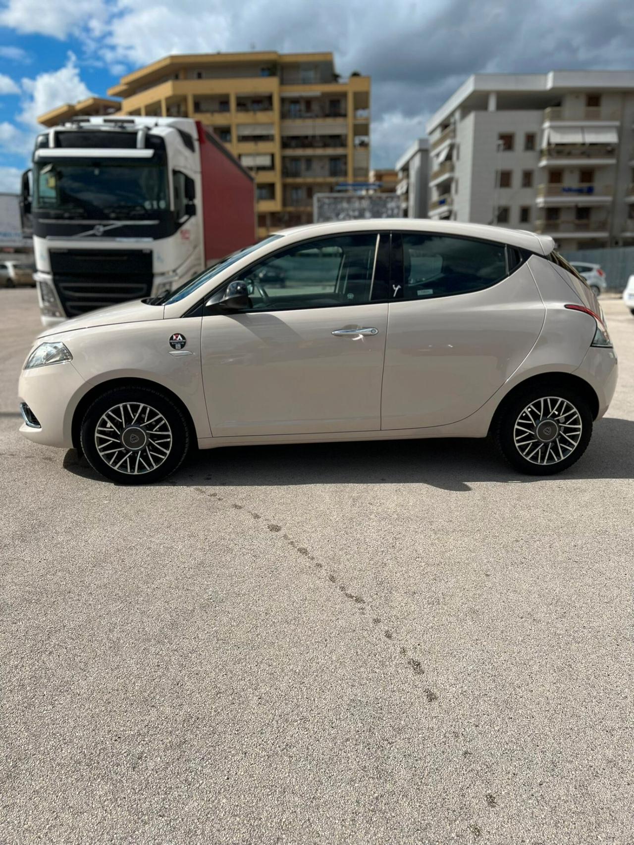 Lancia Ypsilon 1.2 69 CV 5 porte Gold