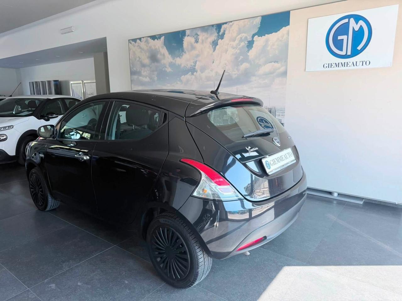 Lancia Ypsilon 1.0 FireFly 5 porte S&S Hybrid Silver