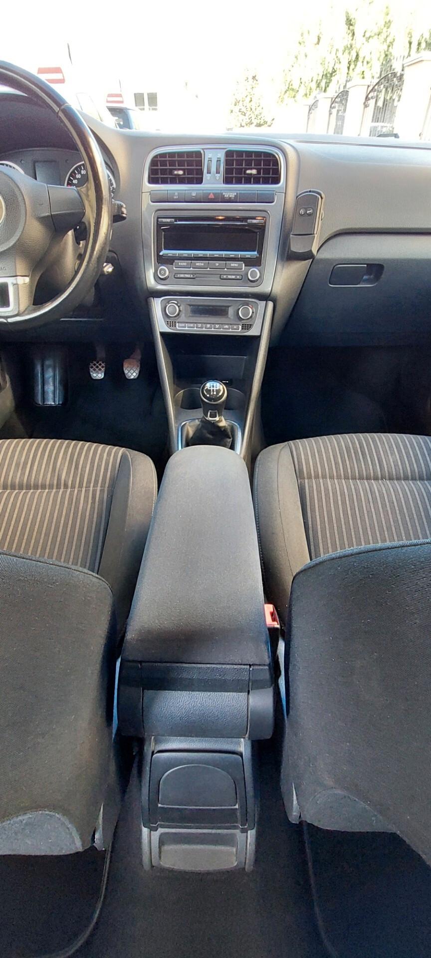 POLO 1,6 DIESEL 90 CV TELEFONO SENSORI COMANDI AL VOLANTE LEGA IMPECCABILE X NEOPATENTATI