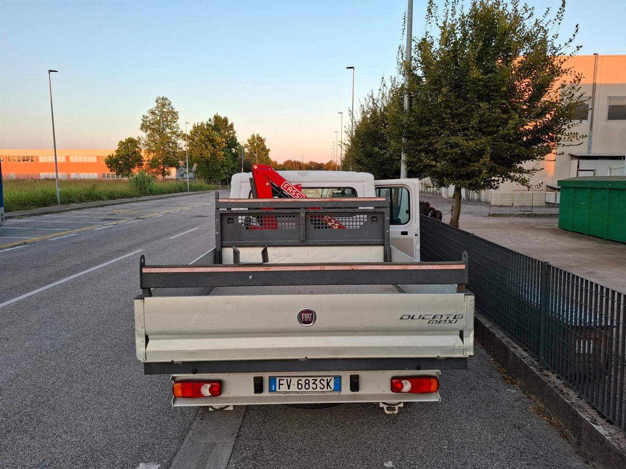 Fiat Ducato 2.3 cassonato con Doppia cabina 7 posti allestito con Gru Fassi