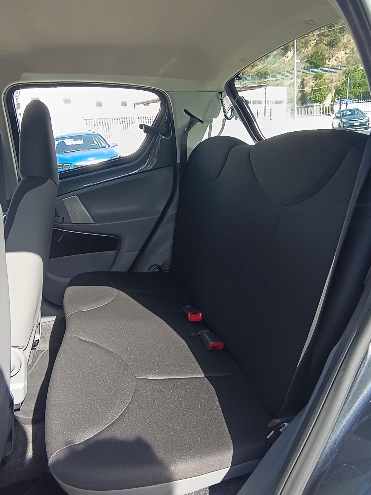 Aygo 1.0 12V VVT-i 5 porte Now