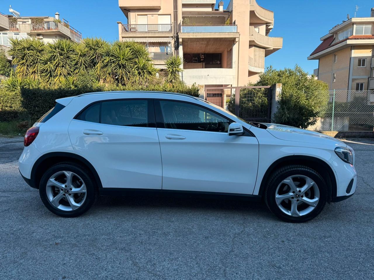 MERCEDES GLA 180 PREMIUM AUTO MY14 5P
