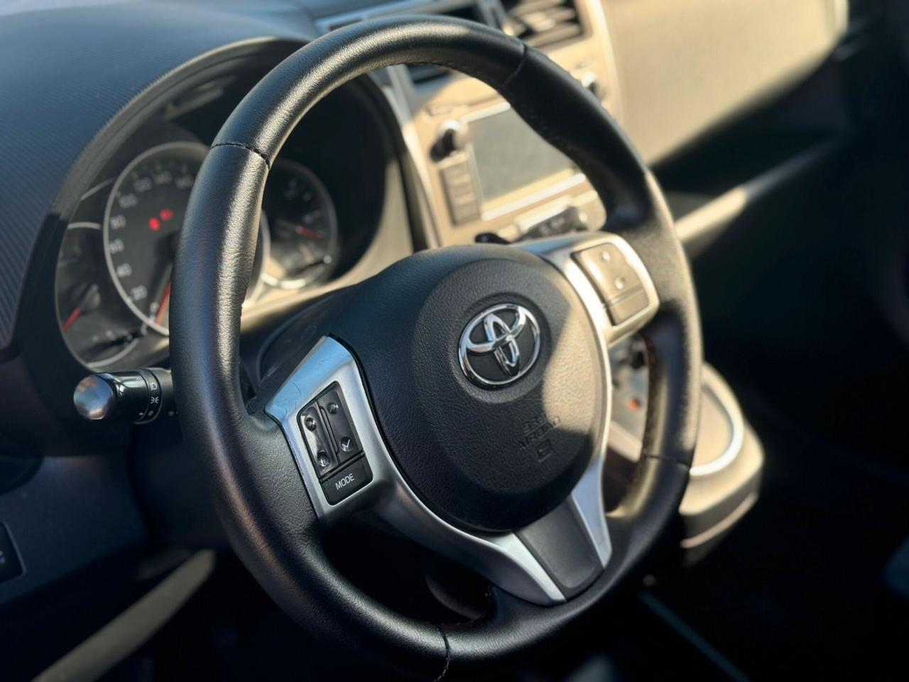 Toyota Verso-S 1.3 MT Lounge CAMBIO AUTOMATICO
