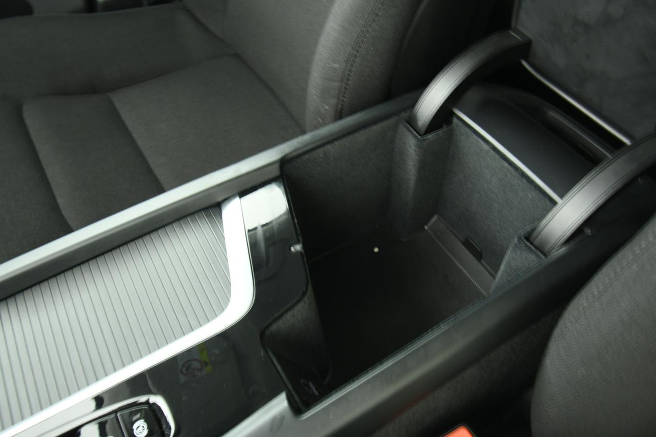 VOLVO XC60 2.0 b4 Momentum Pro awd auto CAMERA+C18"