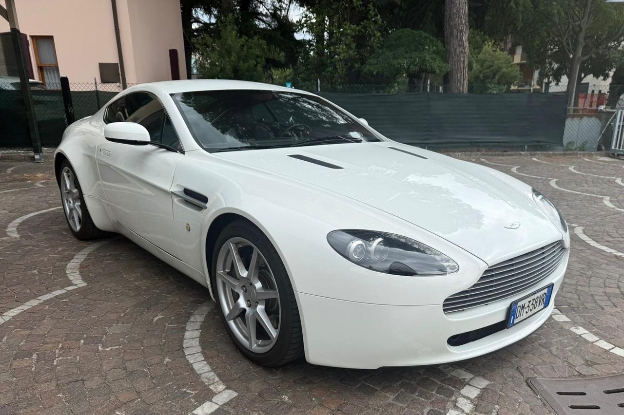 Aston Martin V8 Vantage , prima vernice book, MANUALE