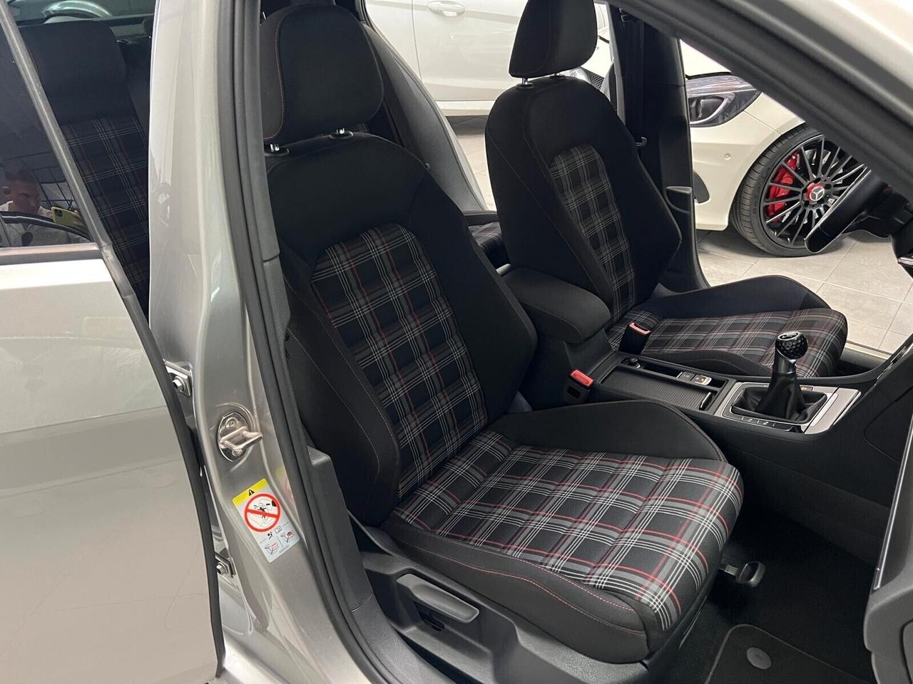 Volkswagen Golf GTI Performance 2.0 TSI 230CV