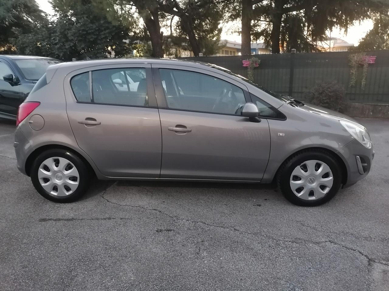 OPEL CORSA 1.2 5 Porte Club 63KW 2011