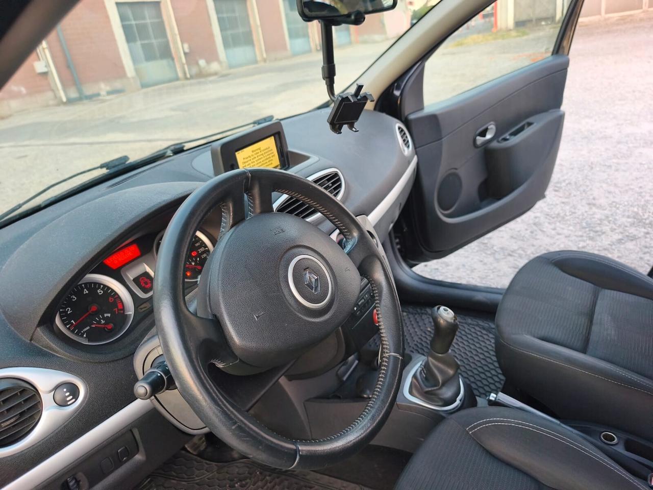 Renault Clio 2012----1.2 Benzina Neopatentati