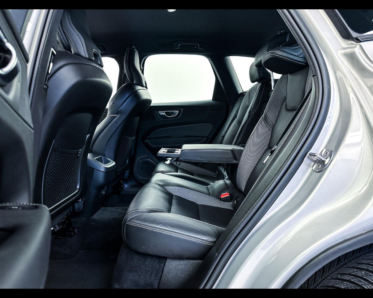VOLVO XC60 B4 (d) AWD automatico Plus Dark
