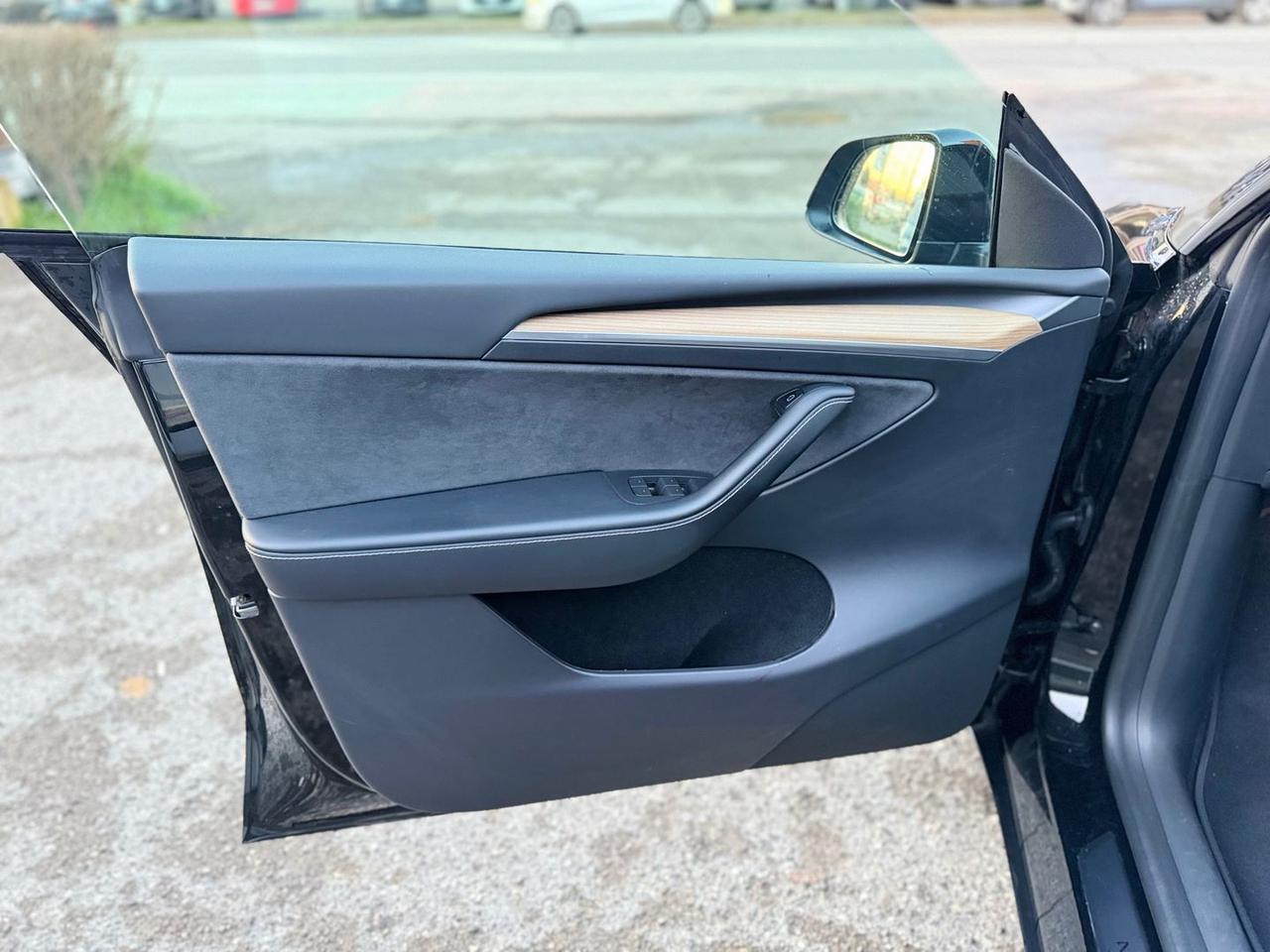 Tesla Model Y Maximum Range / Premium #9286