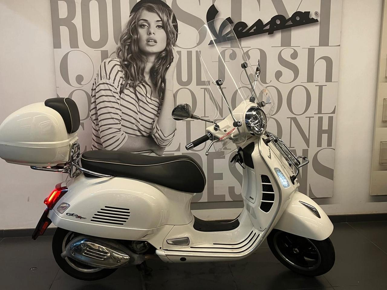 Piaggio Vespa 300 GTS hpe SUPER ABS E4