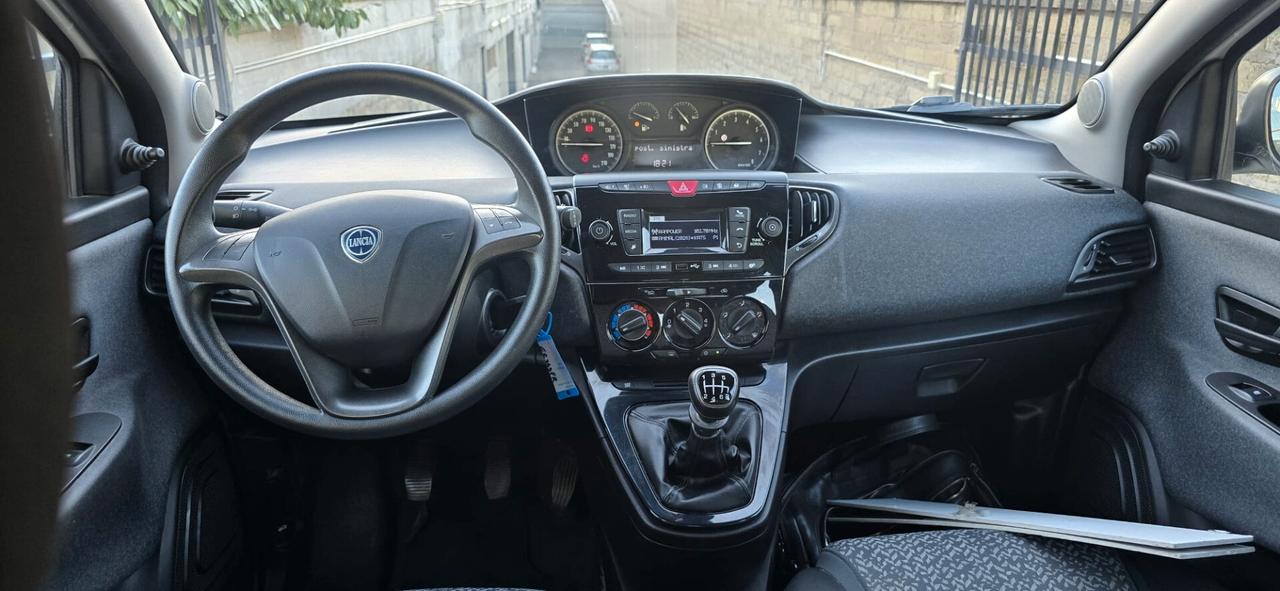 Lancia Ypsilon 1.0 FireFly 5 porte S&S Hybrid Ecochic Silver