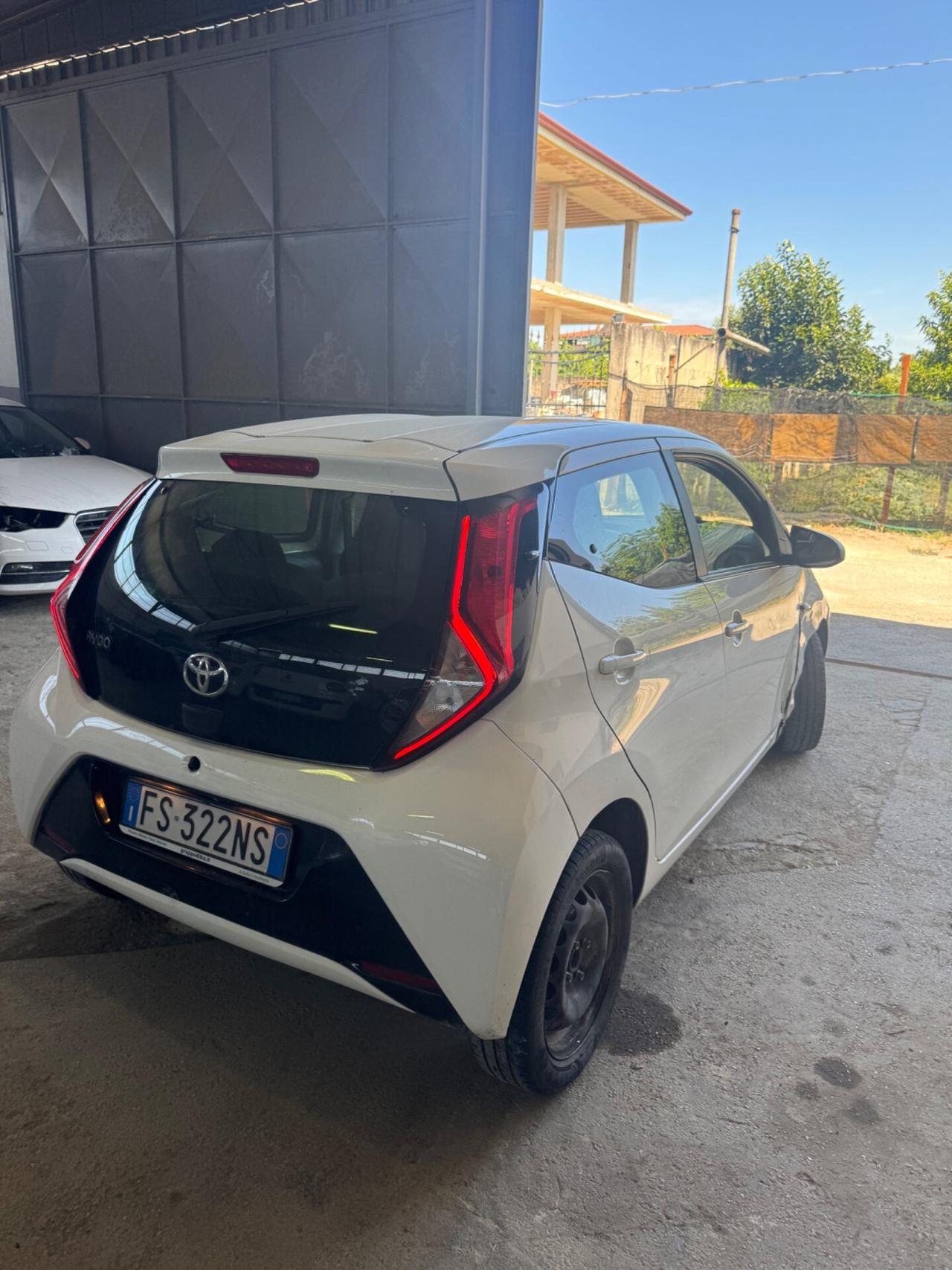 Toyota Aygo 1.0 VVT-i 69 CV 5 porte x-business MMT