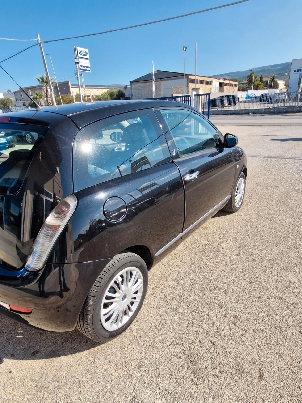 Lancia Ypsilon 1.3 MJT 75 CV New Oro