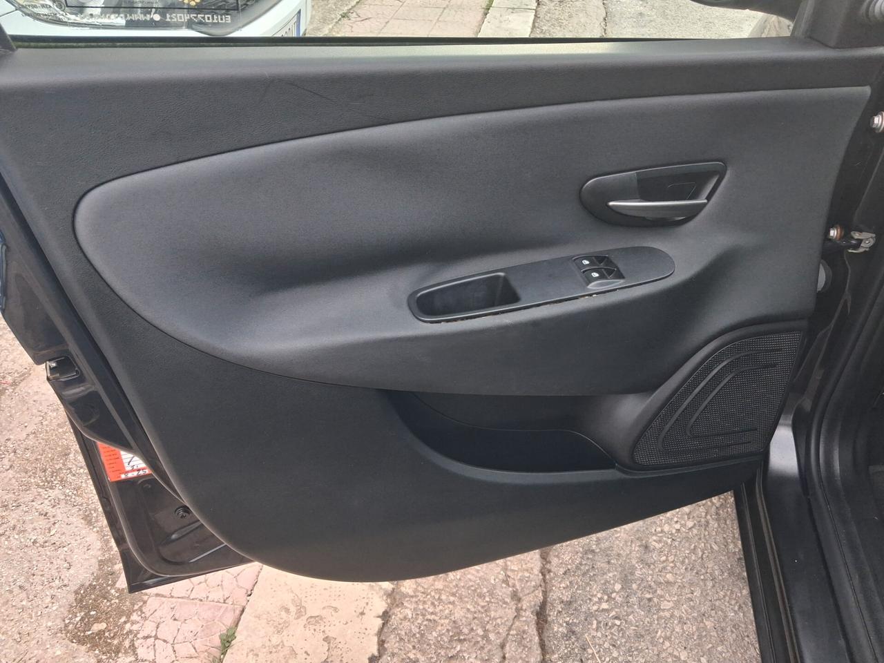 LANCIA YPSILON 1.2 BENZINA 69CVBLACK EDITION