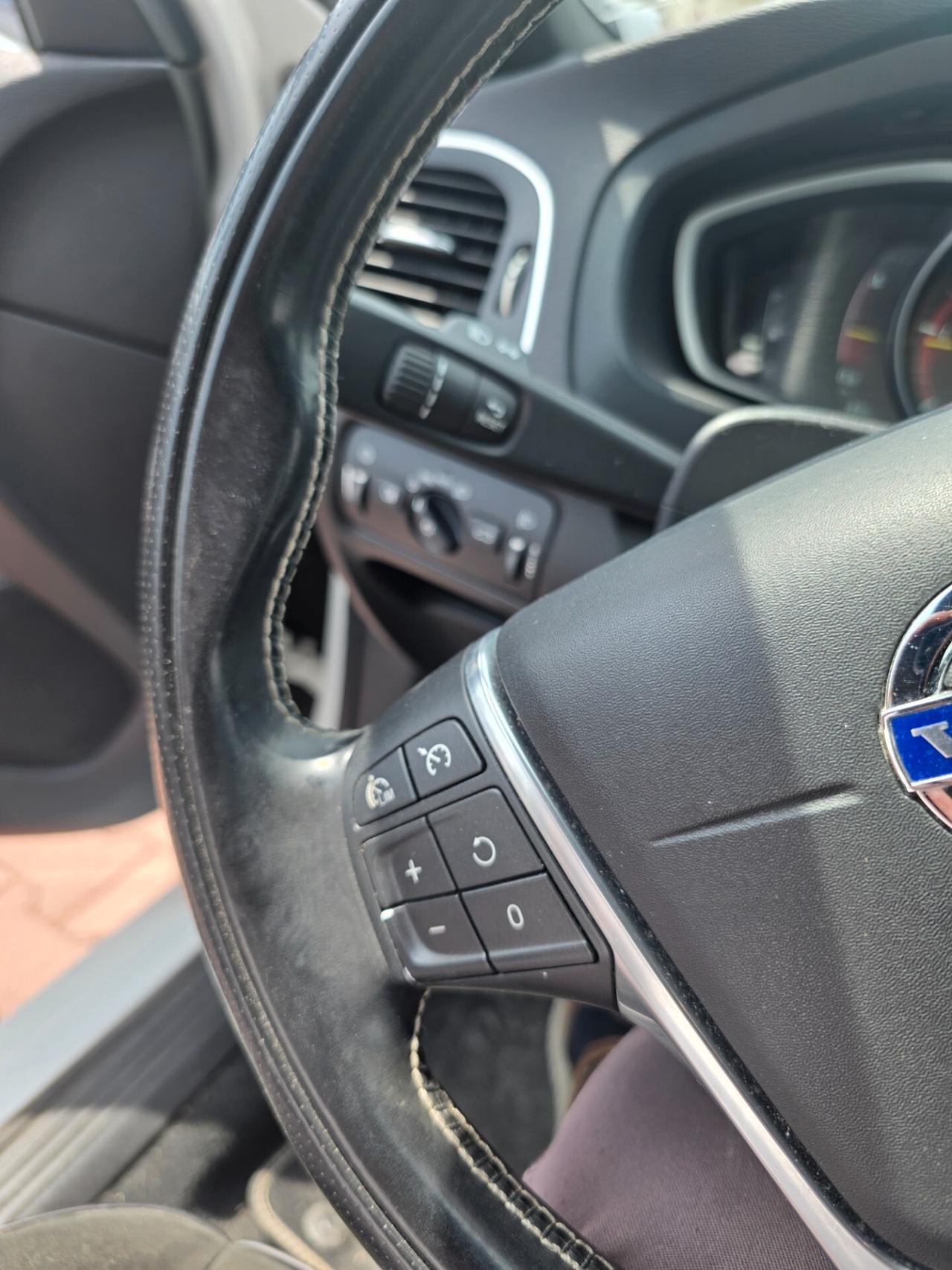 Volvo V40 D2 1.6 R-design Kinetic