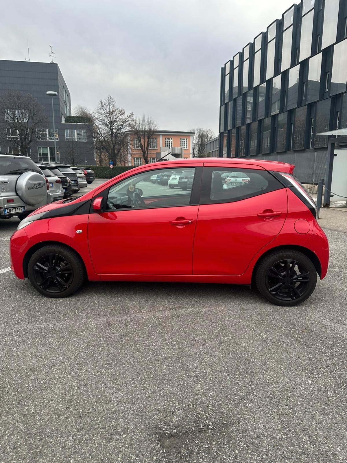 Toyota Aygo 1.0 VVT-i 69 CV 5 porte x-cite