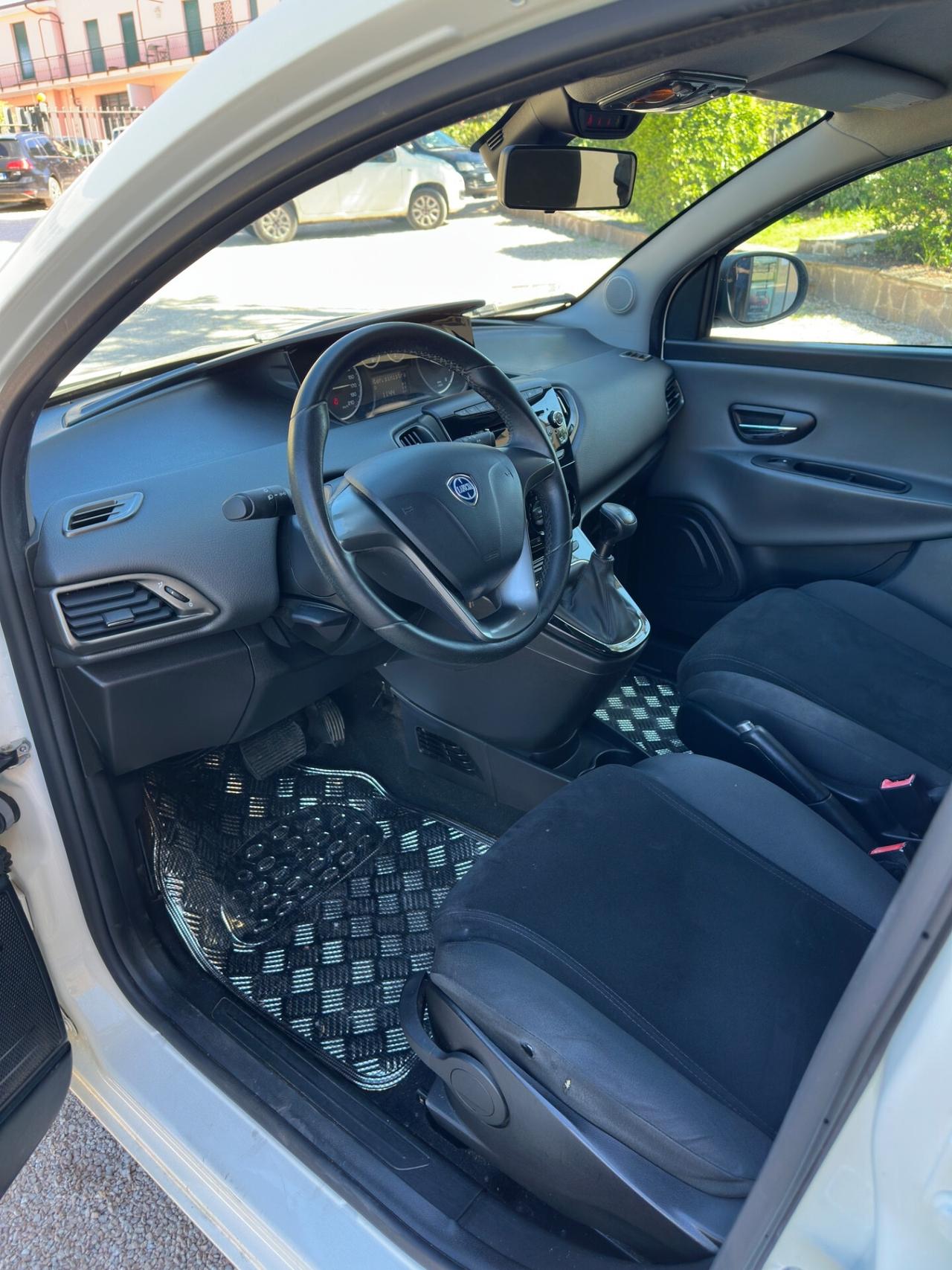 Lancia Ypsilon 0.9 TwinAir 85 CV 5 porte S&S DFN Platinum