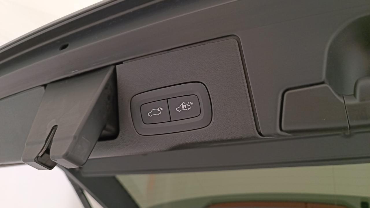 VOLVO XC60 2.0 b4 Plus Dark auto