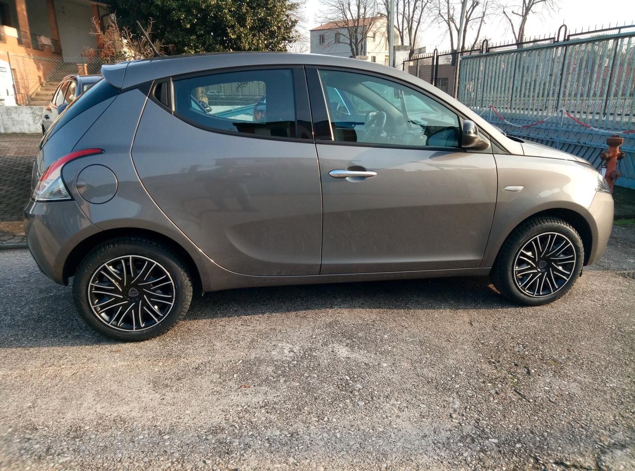 Lancia Ypsilon 1.0 FireFly 5 porte S&S Hybrid Gold