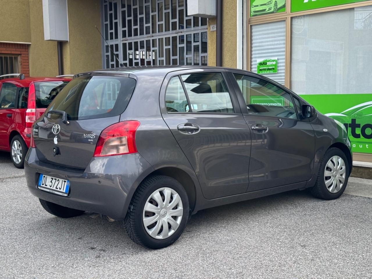 Toyota Yaris 1.3 5 porte 110.000 km NEONATENTATI