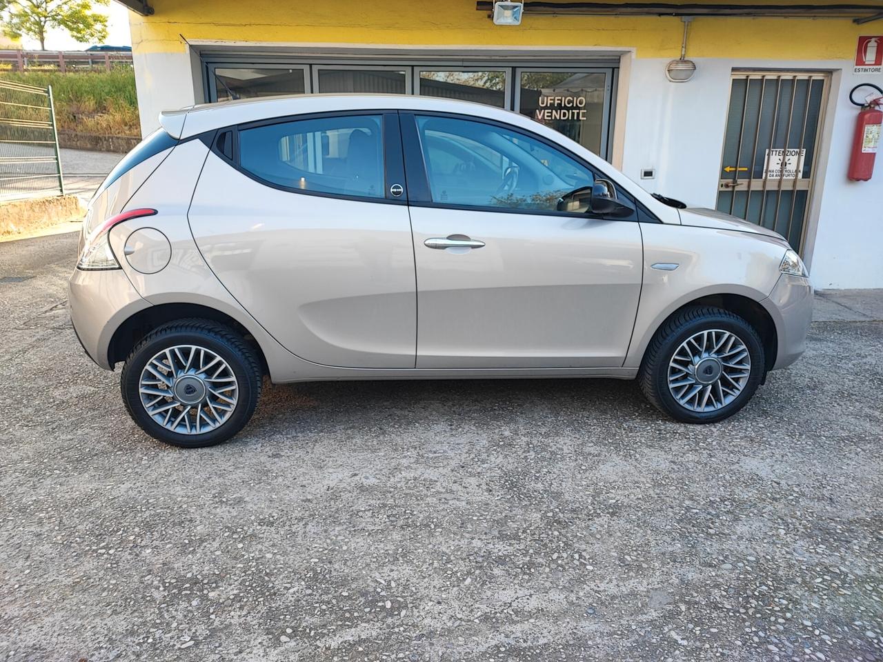 Lancia Ypsilon con 26 Euro 450 km
