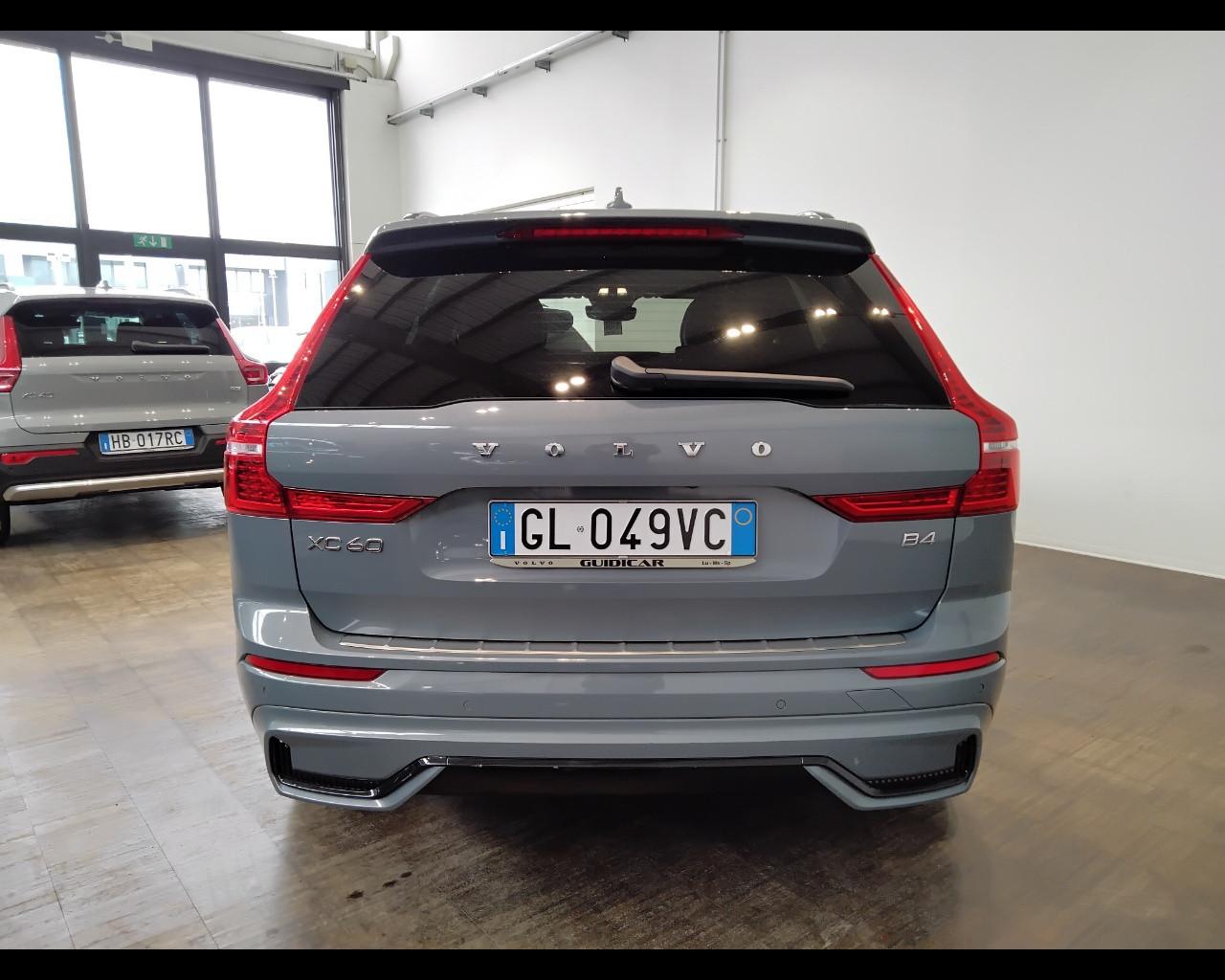 VOLVO XC60 II 2022 - XC60 2.0 b4 Plus Dark auto