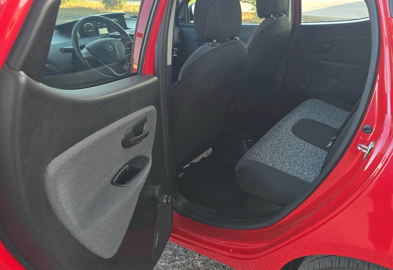 Lancia Ypsilon 1.0 FireFly 5 porte S&S Hybrid Ecochic Silver