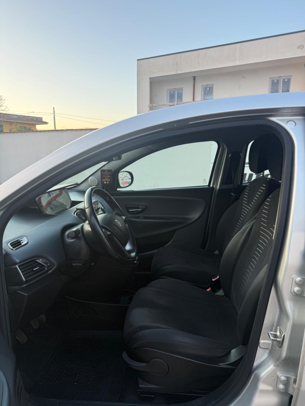 Lancia Ypsilon 1.2 69 CV 5 porte GPL Ecochic Silver