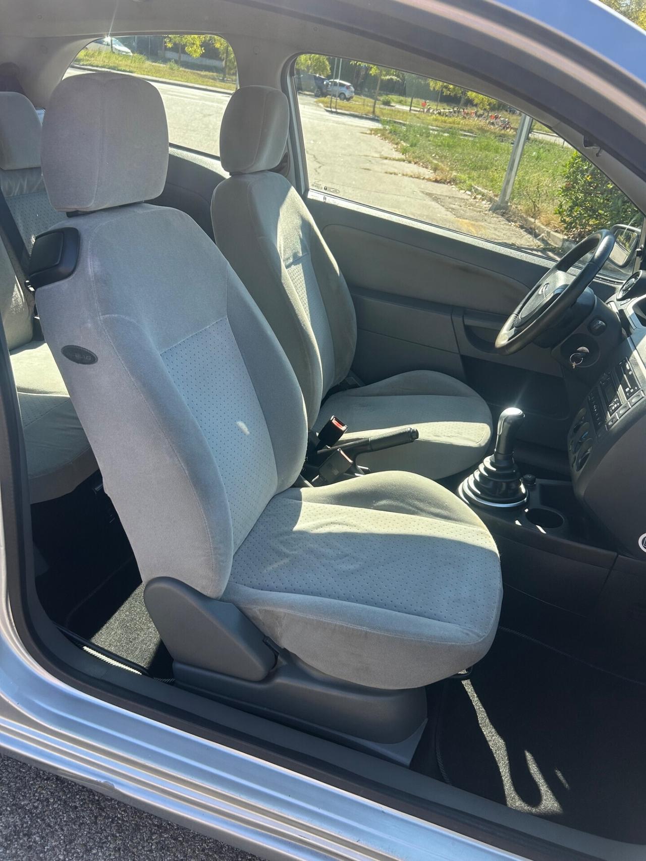 Ford Fiesta 1.2 16V 3p. Ghia 80.000 km
