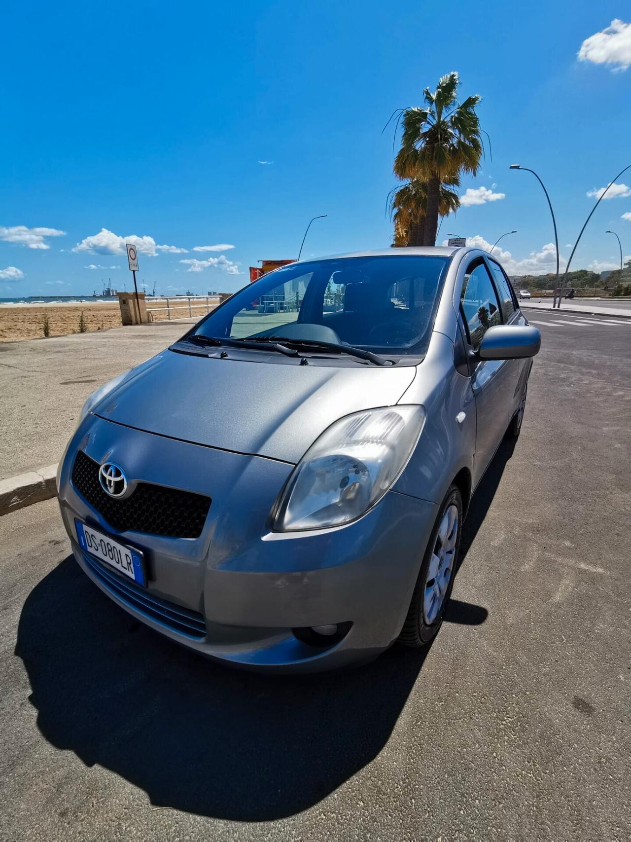 Toyota Yaris 1.3 5P. Sol solo km.97000